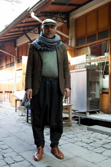 Homme portant le large pantalon traditionnel arabe, le Salvar